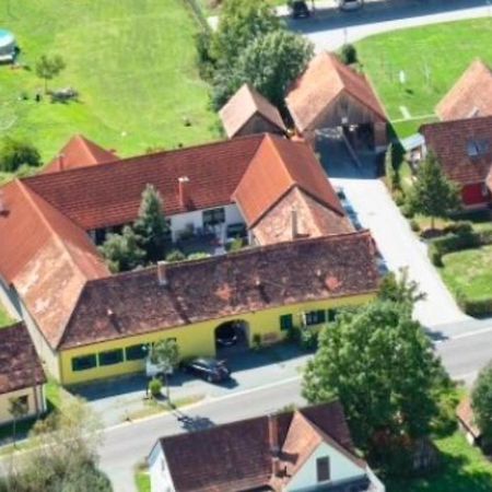 Ferienwohnungen Und Appartements Im Idyllischen Vierkanthof, Gruppenurlaube Fürstenfeld Exteriör bild